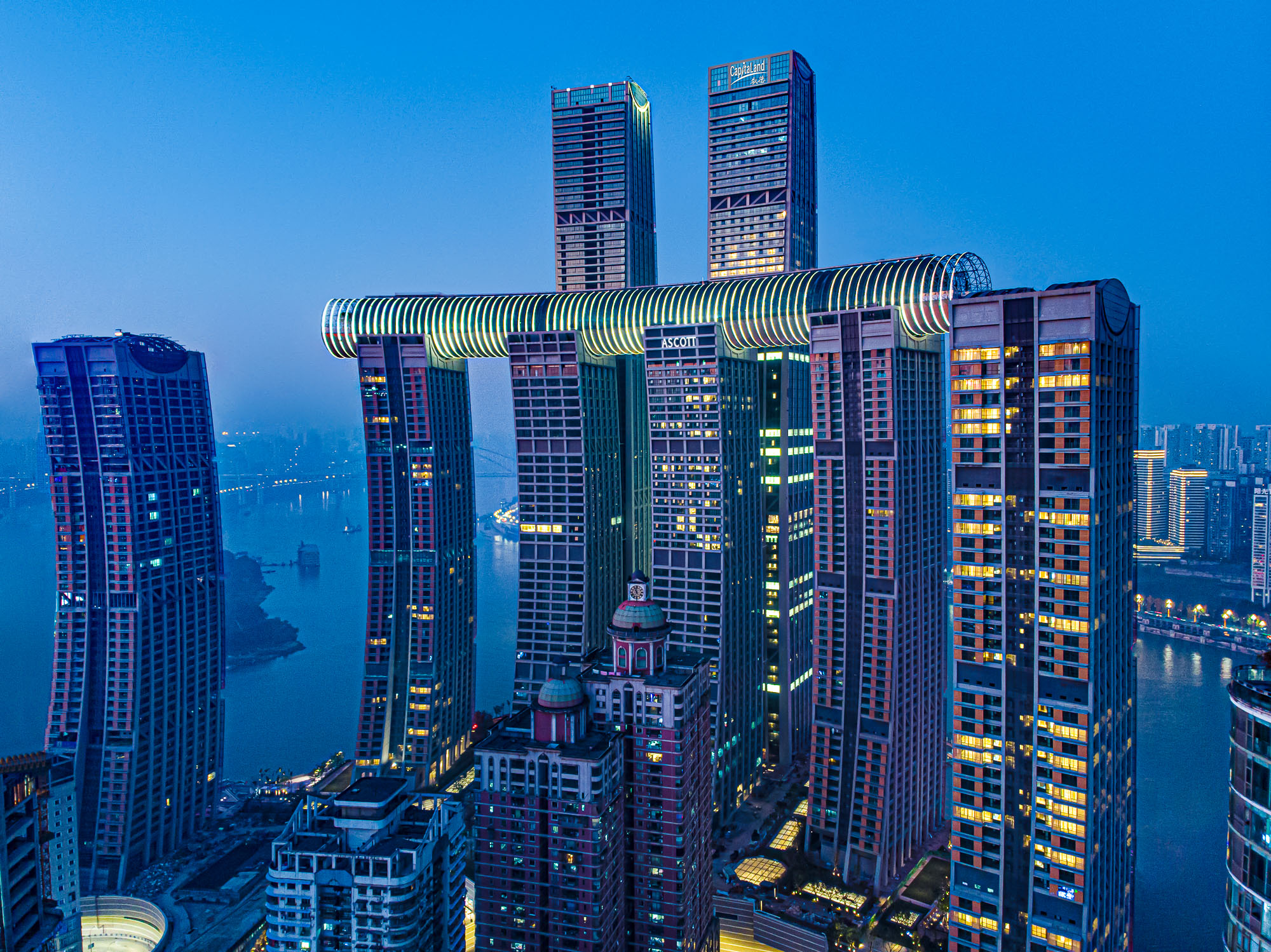 重庆横向摩天大楼火上热搜 这真的不是科幻片场景吗?