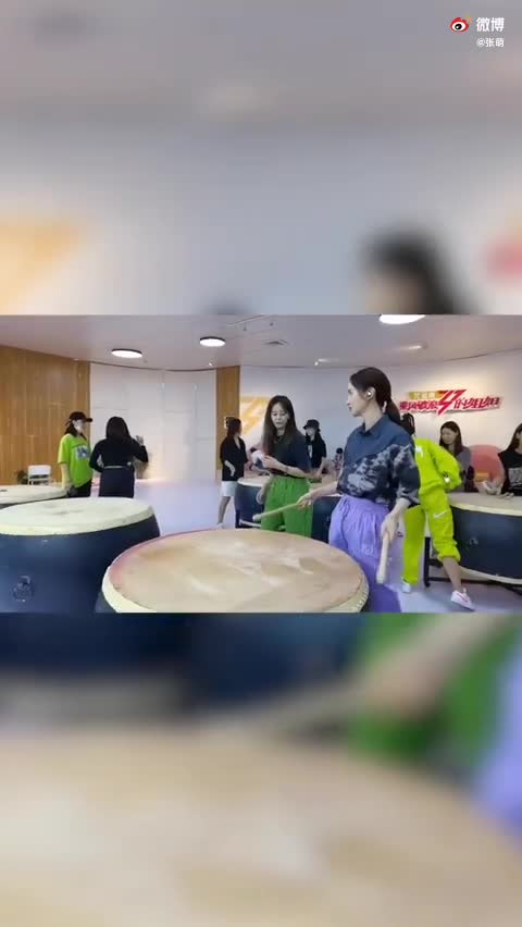 张萌拍视频揭秘《姐姐》后台，成团夜即将到来多有不舍