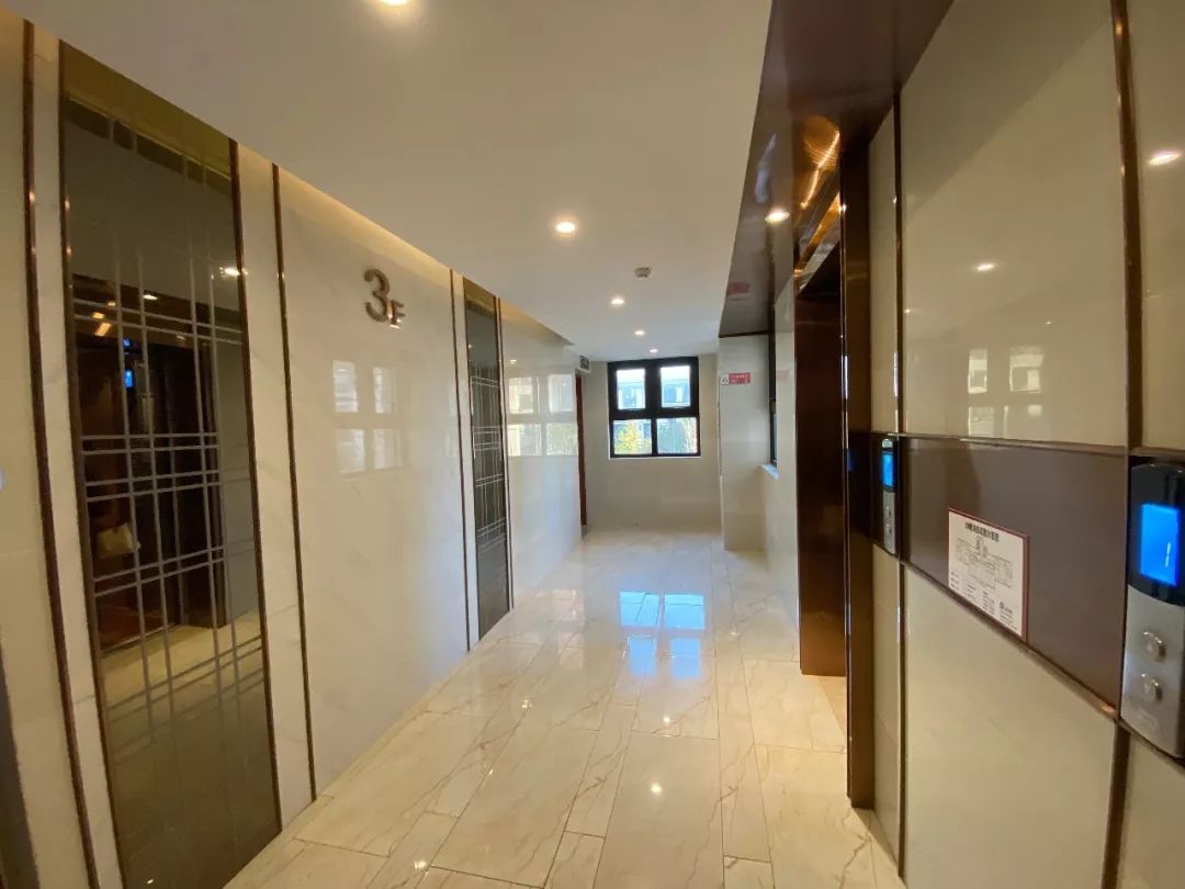 走廊开阔,精装 修电梯厅,十分大气.