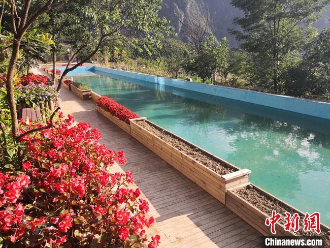 2017年，甘肃陇南市宕昌县对深山中两个紧邻悬崖陡壁的贫困村落进行了易地扶贫搬迁，并依托藏羌特色建筑开发田园综合体，希望通过文旅产业促脱贫。图为“山湾梦谷”田园综合体一景。冯志军 摄