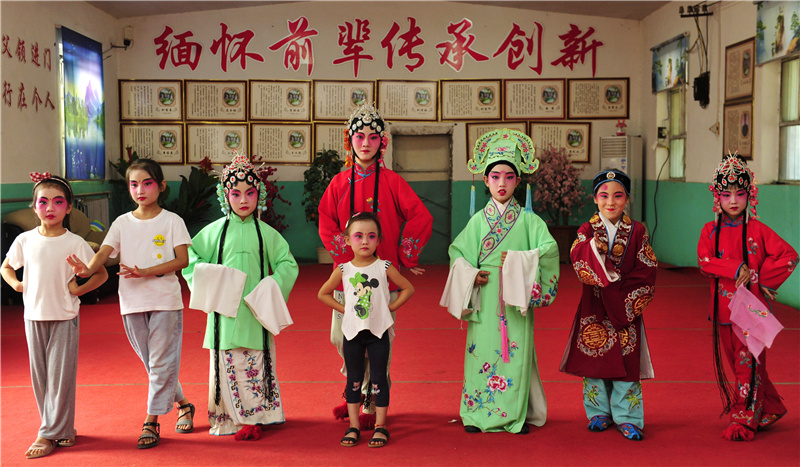8月27日，在青县木门店镇“哈哈腔”传承示范基地，小学员们准备登台表演。