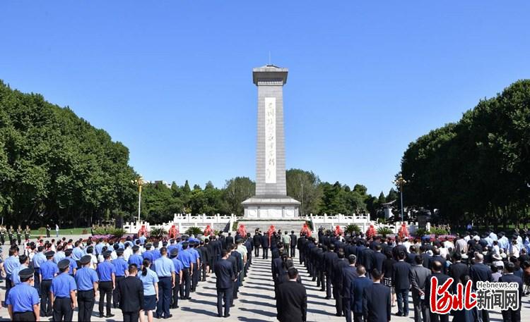 9月3日是中国人民抗日战争暨世界反法西斯战争胜利75周年纪念日。当天上午，省委书记、省人大常委会主任王东峰，省委副书记、省长许勤等领导同志同省会各界代表一起，在华北军区烈士陵园向抗战烈士敬献花篮。 河北日报记者赵威摄