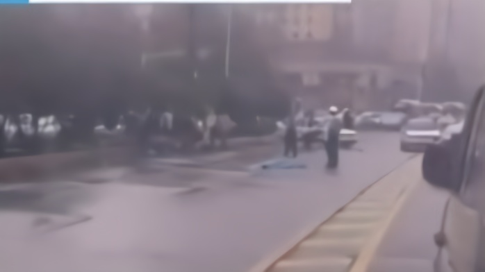 视频直击！哈尔滨一黑色轿车撞倒行人后逃逸，被撞者身亡