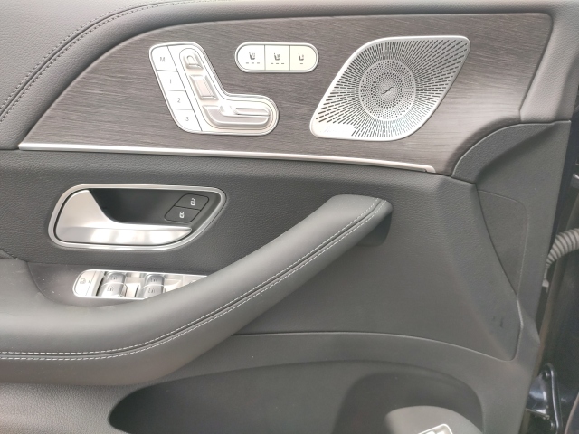 2020新款奔驰GLS450动力方面搭载了3.0T V6涡轮增压发动机，最大马力达到了367匹，比老款GL450马力上足足多了29匹。最大扭矩转速500(N.m)，最大功率 270(KW)最大功率转速 5000-6000(rpm) 传动方面，GLS将全面换装奔驰最新的9AT自动变速器，同时搭配双顶置凸轮轴，提高气缸燃烧室的进气量和排气量，增强发动机功率，性能更加充分体现。
