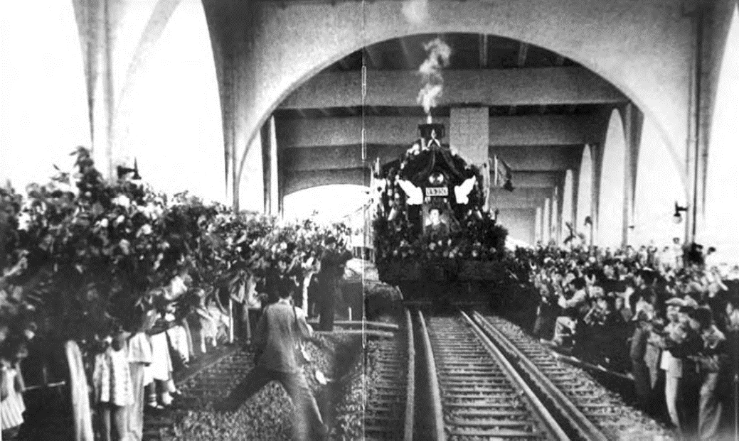 1957年武汉长江大桥通车典礼——万众欢呼第一列火车驶过大桥 图片来源：武汉历史博物馆