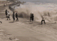 惊险！游客钱塘江观潮被冲倒 众人尖叫