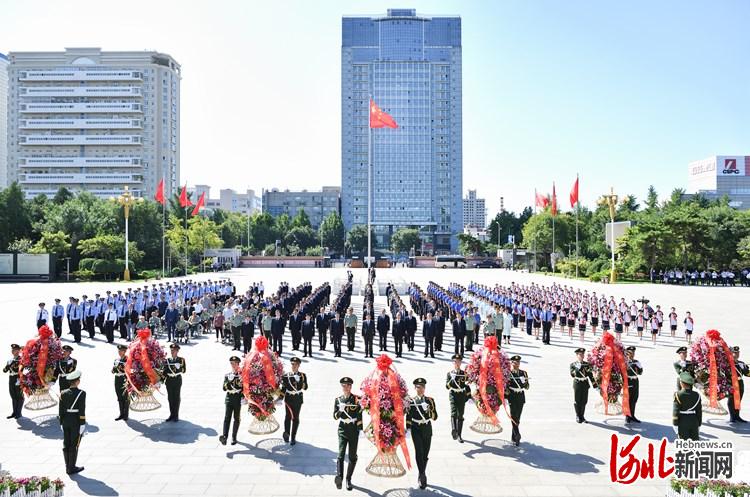 9月3日是中国人民抗日战争暨世界反法西斯战争胜利75周年纪念日。当天上午，省委书记、省人大常委会主任王东峰，省委副书记、省长许勤等领导同志同省会各界代表一起，在华北军区烈士陵园向抗战烈士敬献花篮。 河北日报记者赵威摄