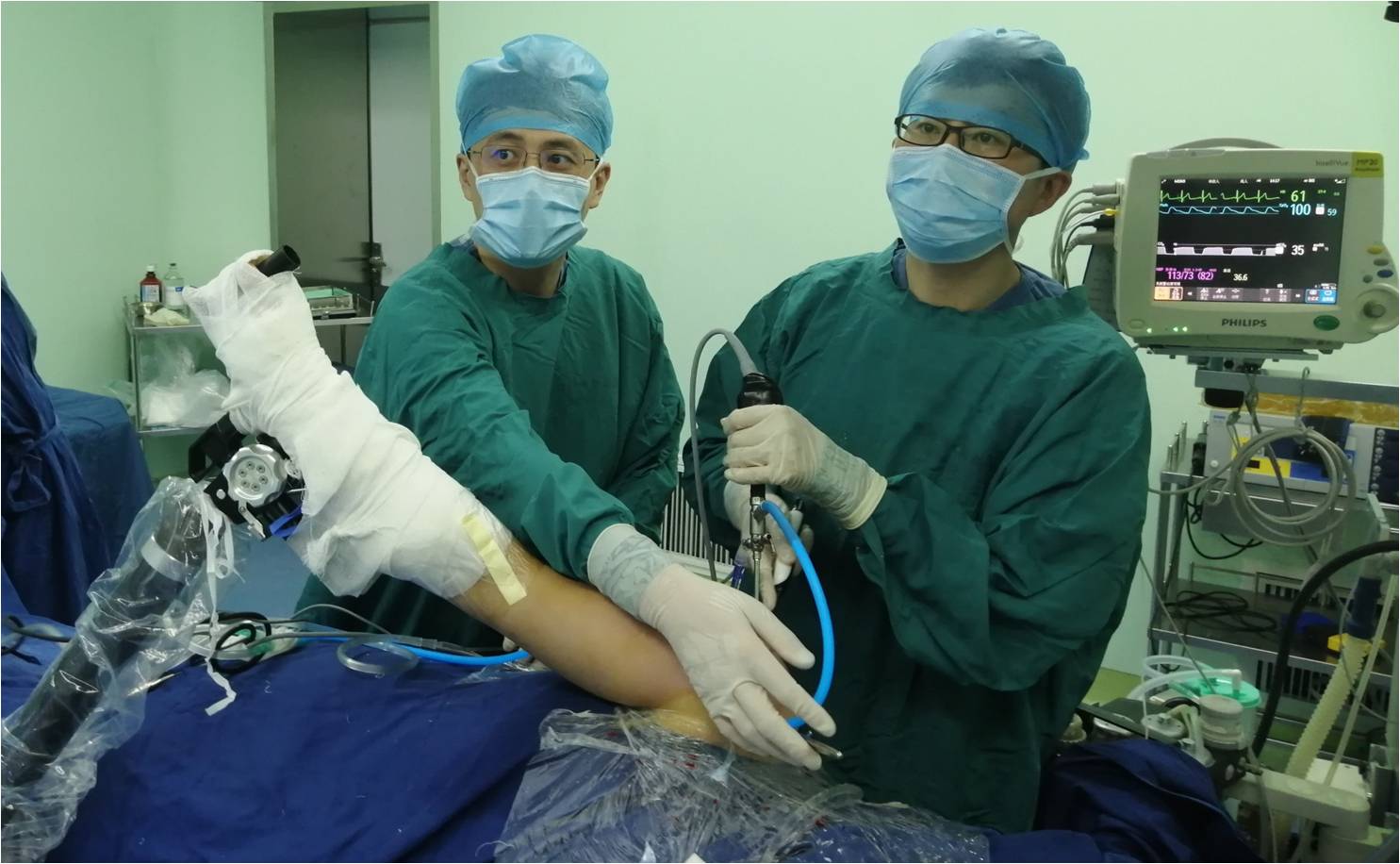 青岛市中心医院关节与运动医学科关节镜微创手术完成一例巨大肩袖损伤修补术