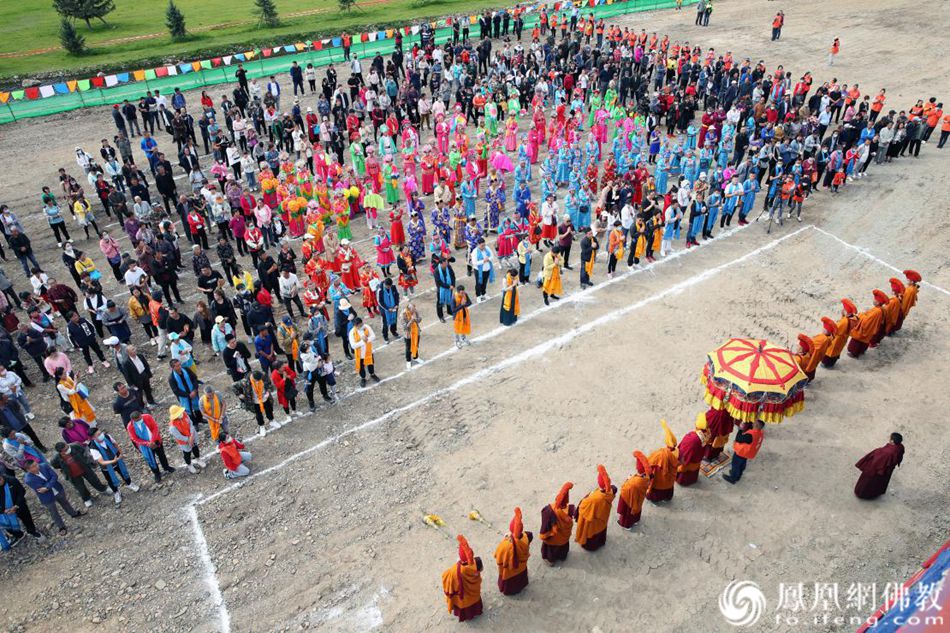 祭敖包前,堪布多杰大师带领康宁寺僧众诵吉祥经(图片来源:凤凰网佛教)