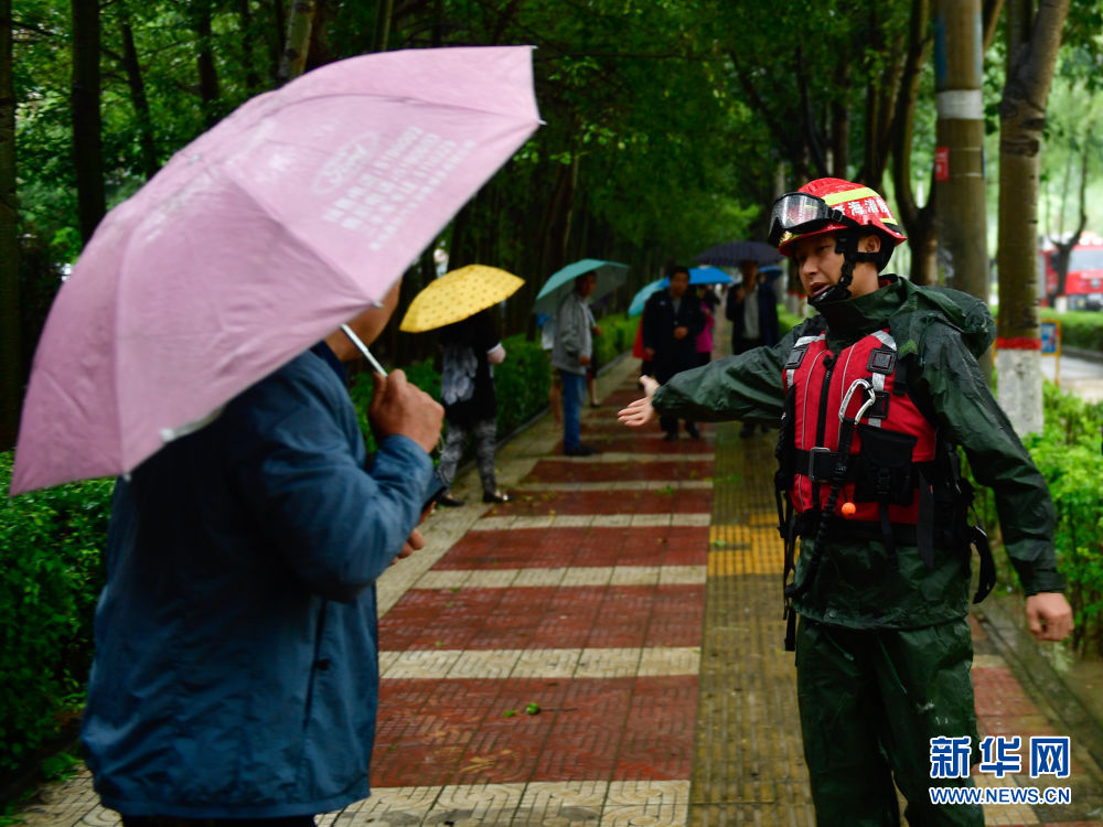 8月29日,在青海省西宁市,青海省消防救援总队队员在积水路段疏散群众.
