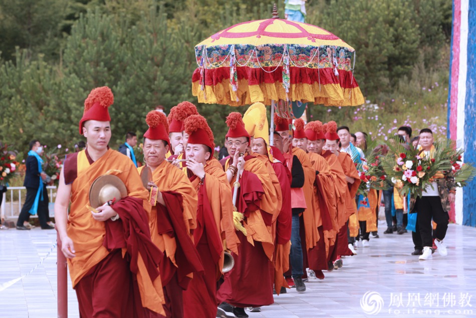 绕四大通天旗祈福(图片来源:凤凰网佛教)