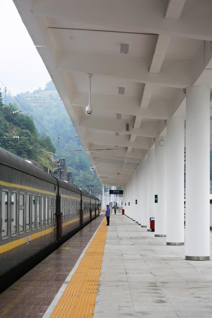 彭水火车站新站台一号站台迎来首趟客运列车