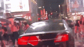 可怕！美国纽约一汽车加速撞上抗议者 现场一片混乱