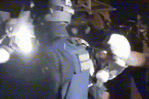 现场：美国波特兰示威者混入记者群 警方逮捕数人