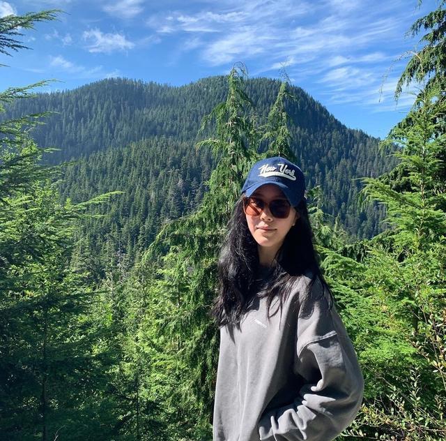 照片中,杨海润穿着卫衣,戴着棒球帽,打扮时尚显成熟.