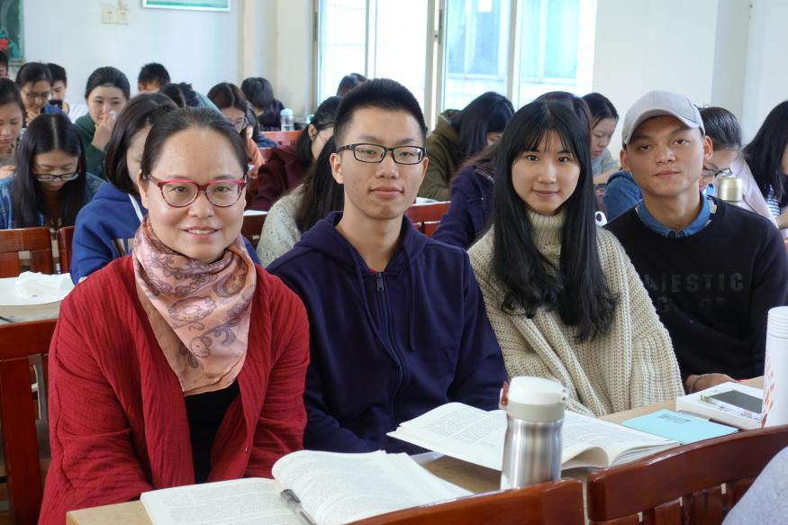 黄灯和她的学生