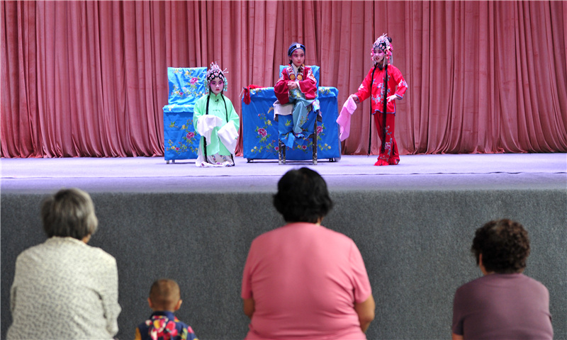 8月27日，在青县木门店镇“哈哈腔”传承示范基地，小学员们在舞台上表演。