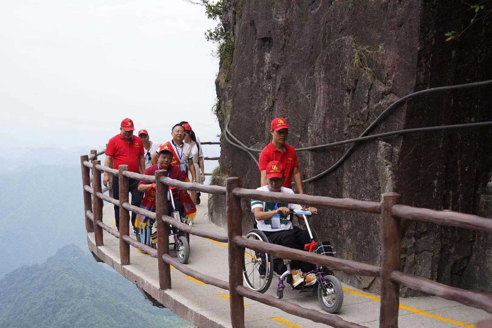 为解决特殊人群出行难的问题,莽山五指峰景区致力实现全程无障碍旅游