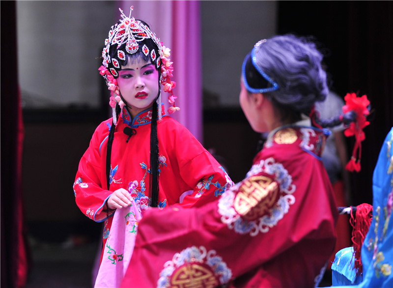 8月27日，在青县木门店镇“哈哈腔”传承示范基地，小学员们在舞台上表演。