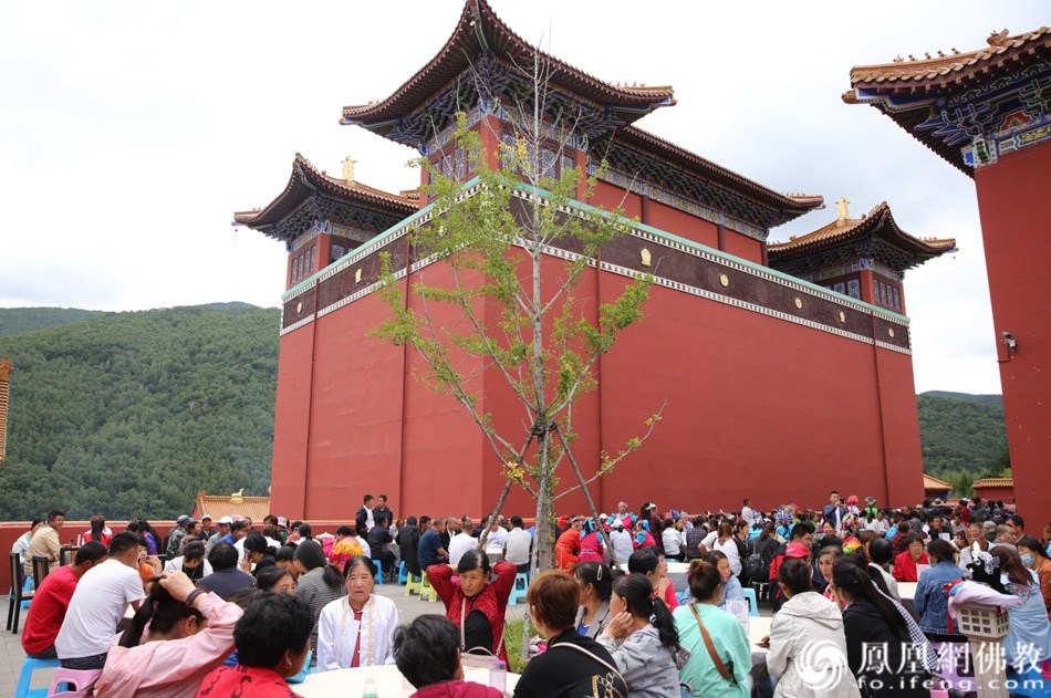 千人素斋活动现场(图片来源:凤凰网佛教)