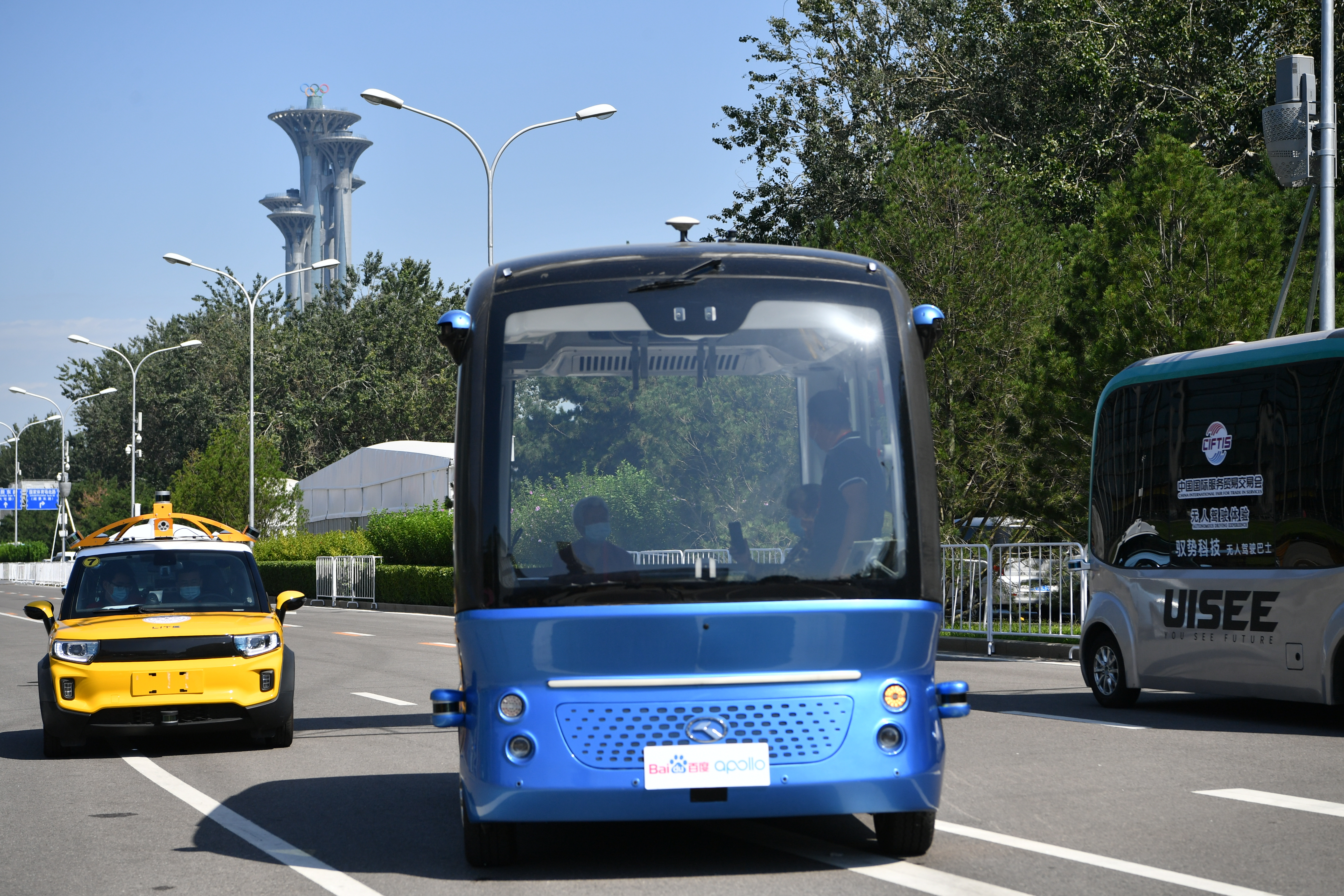 无人驾驶巴士在封闭道路内行驶。摄影/新京报记者 吴江