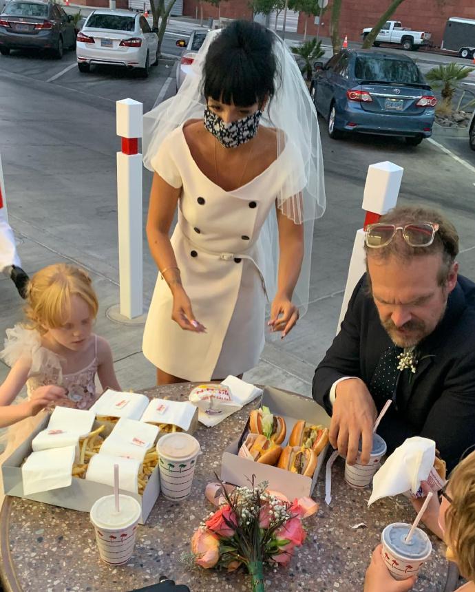 英国歌手莉莉·艾伦与男友完婚 婚礼后路边吃汉堡庆祝