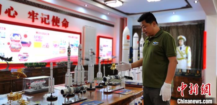 图为刘志祥讲解航天知识。　魏建军 摄