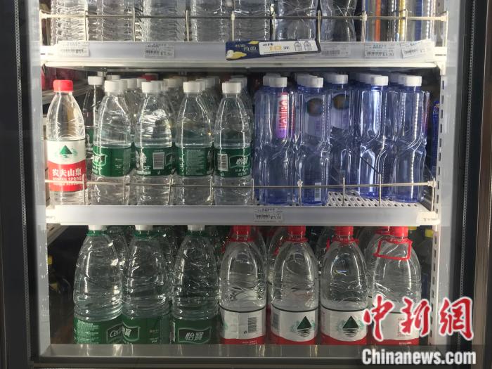 便利店水柜里的各类矿泉水。 左宇坤 摄