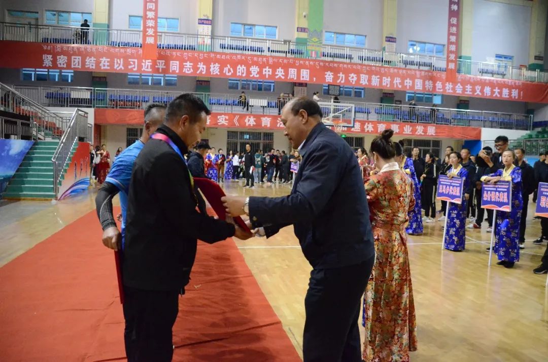 图|县人大常委会副主任李宗平同志为获奖运动员颁奖