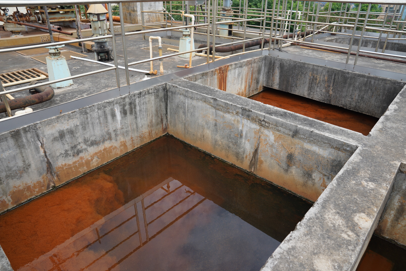 图为广东银洲湖纸业基地污水处理a厂沉淀池