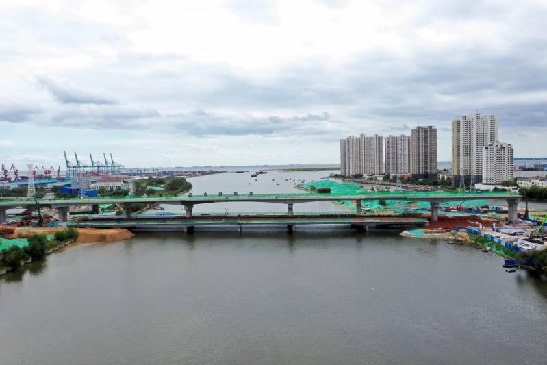 滨海路东西延伸工程跨大汤河主桥施工现场