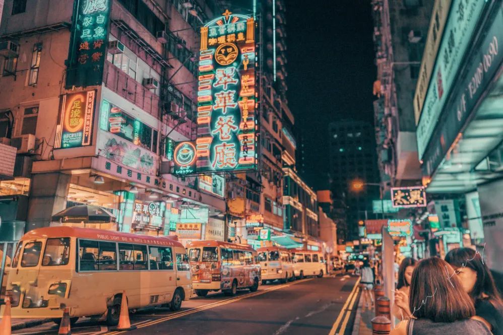 我们或多或少都有一点香港电影情怀港片黄金时代繁华的闹市街头与霓虹