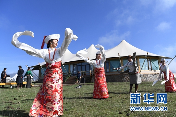 藏族自治州夏河县阿木去乎镇安果村阿米贡洪帐篷酒店的草原上表演舞蹈