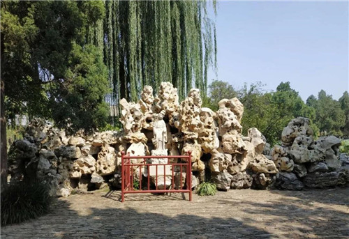 图7：迎面的太湖石假山及“麻姑献寿”石雕