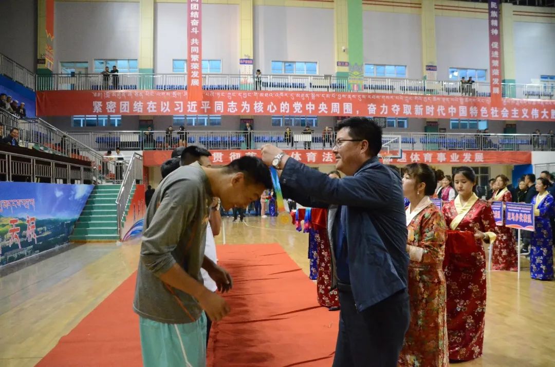 图|县教科局副局长郑魁同志为获奖运动员颁奖