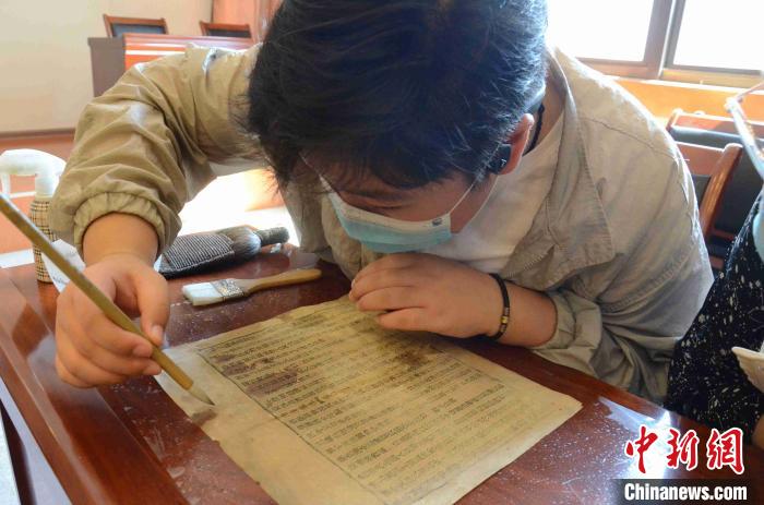 市民在练习古籍修复。 孙婷婷 摄