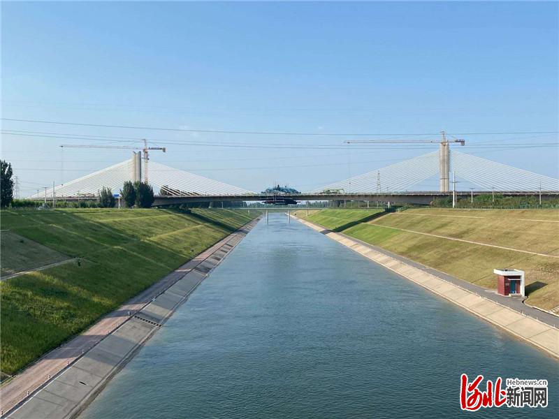 图为大桥合龙远景。王志摄
