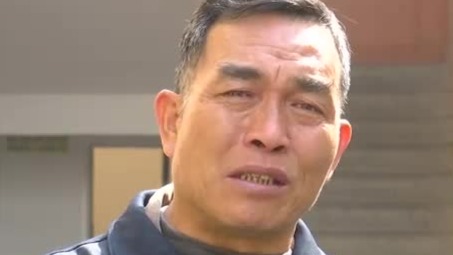 老兵安振江得知老班长参战的故事后，在讲述时泪流满面