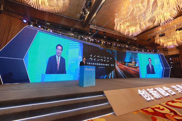（无锡市委书记黄钦作主旨演讲。钦嫣/摄）