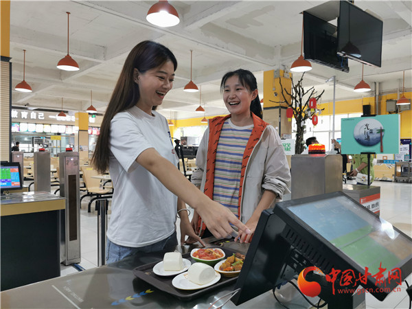 学生采取小份菜两人拼餐的方式就餐