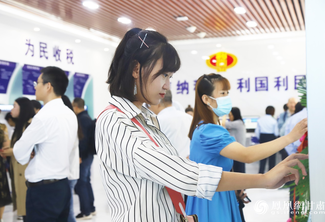 纳税人在5G智能办税服务厅办理相关业务 南永涛 摄