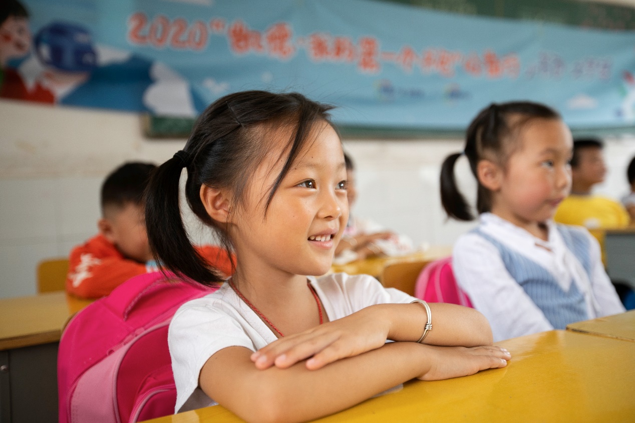 （图为：一年级孩子开心接受志愿者带来的精彩“人生第一课”）