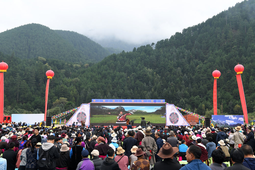 9月9日，在甘南藏族自治州迭部县扎尕那生态旅游养生特色小镇开工仪式现场，当地群众正在观看文艺演出。新华社记者 范培珅 摄