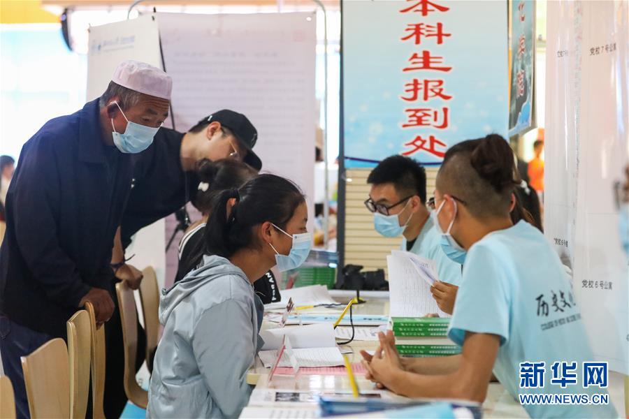 （图片故事）（2）东乡族女孩妥秀英，考上大学报到了！