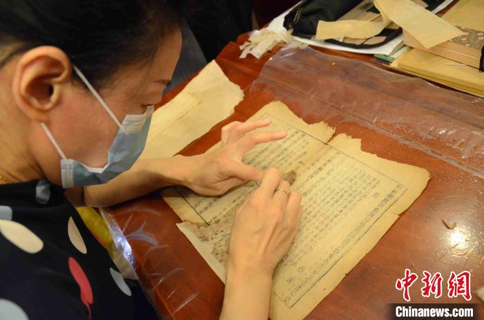 修复师演示古籍书叶修复。 孙婷婷 摄