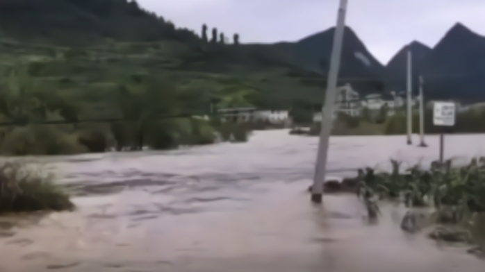 安顺一村庄遭受暴雨被淹，武警紧急救援