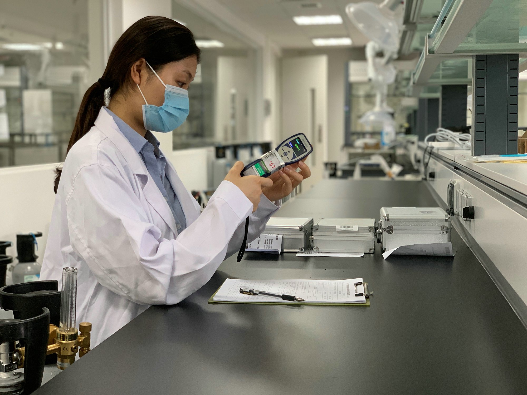 院计量工程师利用标准气体对受检仪器进行标定,并现场读取检测数据