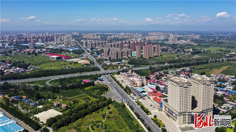 发展日新月异,京南新城正在崛起。图为京港澳高速在高碑店穿城而过。通讯员 罗大庆摄