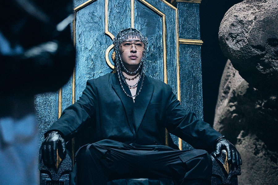 潘玮柏以王者姿态再度降临乐坛宝座,以气势磅礴的全新单曲〈巴比伦〉