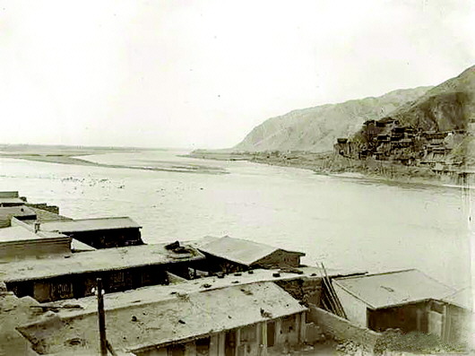 ■ 1908年，渭河边的村庄。
